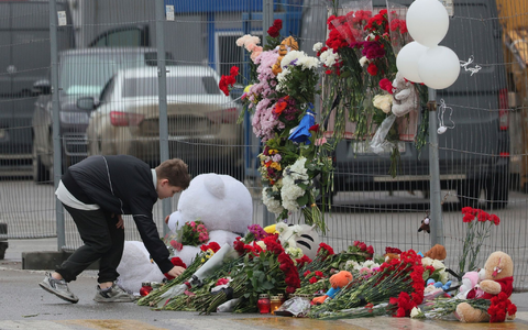 Ein Junge trauert um die Opfer des Anschlags auf die Crocus City Hall in Moskau. - Foto: Vitaly Smolnikov/AP/dpa