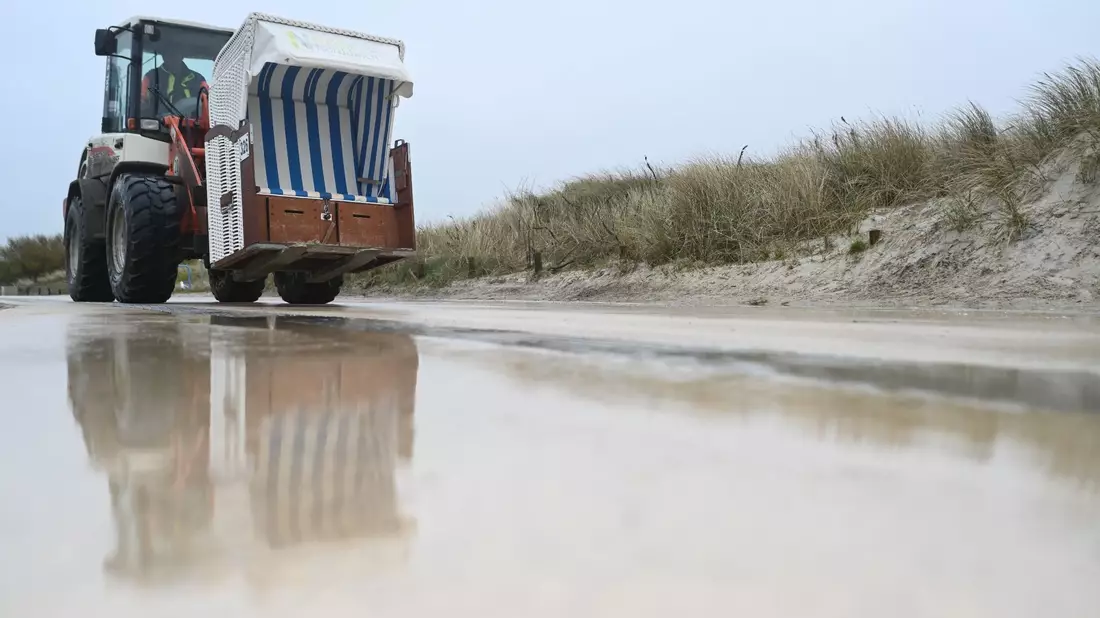 Die Tourismusbetriebe an der niedersächsischen Nordseeküste und auf den Ostfriesischen Inseln bereiten sich auf die neue Urlaubssaison vor. - Bild: Lars Penning/dpa