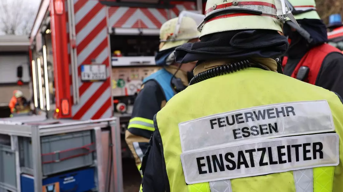 FW-E: Weihnachtsbaum brennt - Haus unbewohnbar - Bild: presseportal.de