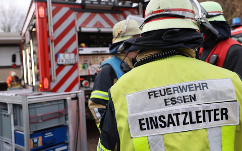 FW-E: Weihnachtsbaum brennt - Haus unbewohnbar - Foto: presseportal.de