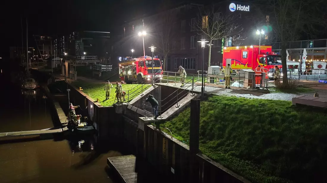 Feuerwehrtaucher untersuchen den Hafen in Stade. - Bild: Polizeiinspektion Stade/dpa