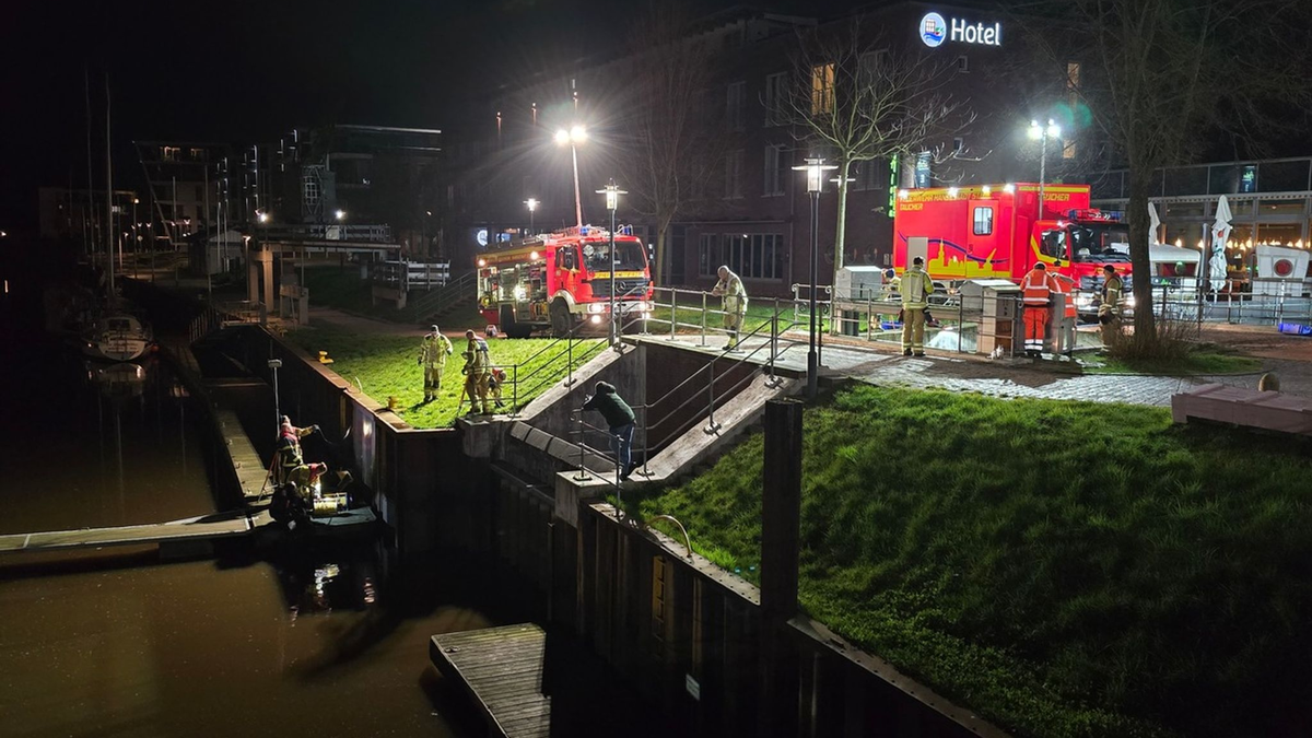 Feuerwehrtaucher untersuchen den Hafen in Stade. - Foto: Polizeiinspektion Stade/dpa