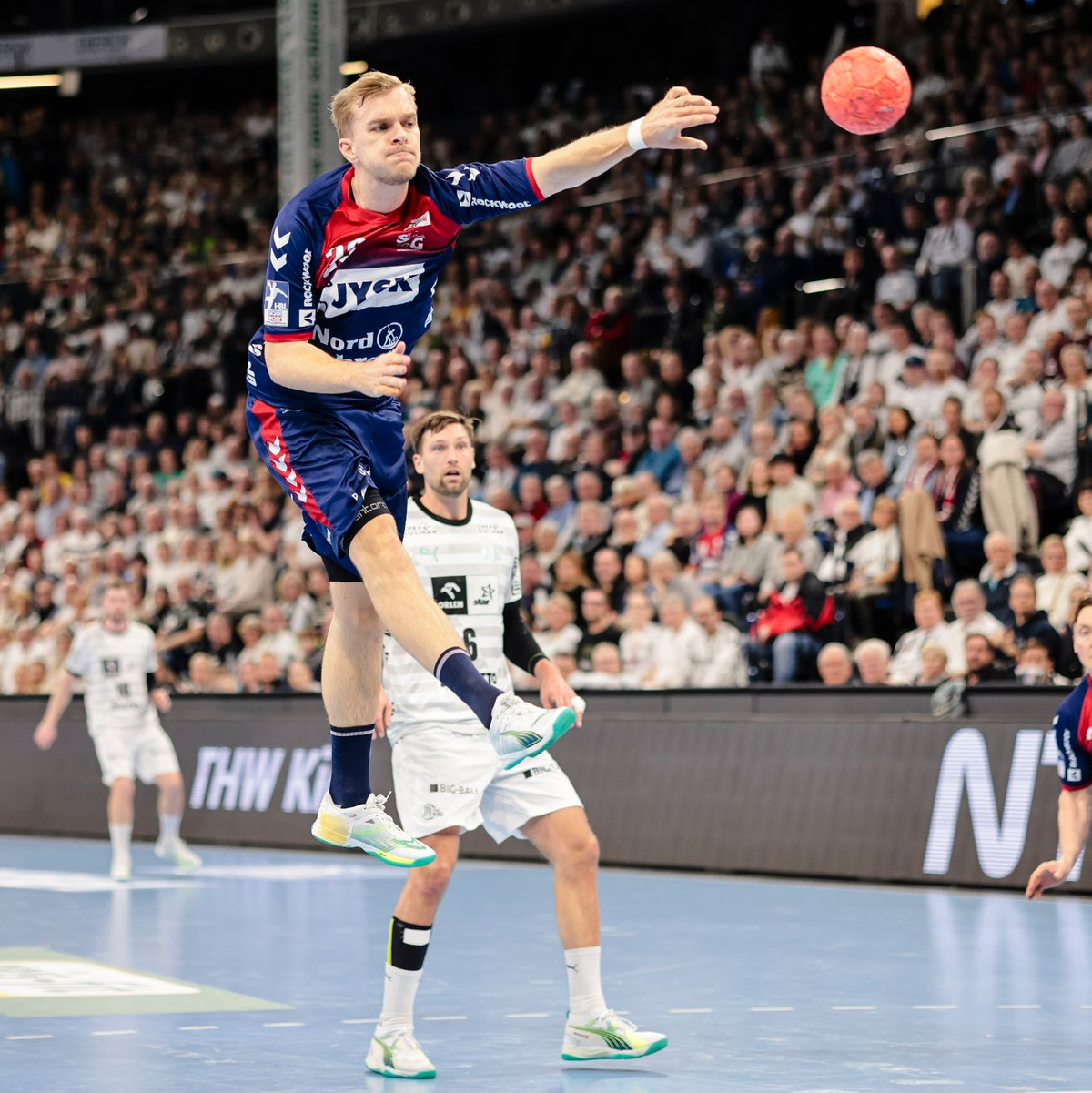 Flensburgs Johan Hansen wirft auf das Kieler Tor. - Foto: Frank Molter/dpa