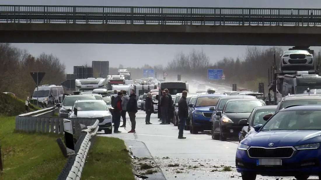 Aufgrund eines Hagelschauers mit Starkregen hat es auf der Autobahn 31 in Niedersachsen zeitgleich mehrere Unfälle gegeben. - Bild: -/NWM-TV/dpa