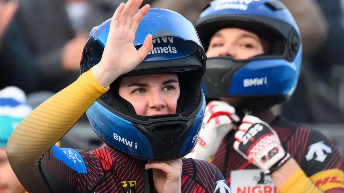 Siegte beim Weltcupfinale in Lake Placid: Bob-Pilotin Kim Kalicki (l) und ihre Anschieberin Leonie Fiebig. - Bild: Robert Michael/dpa