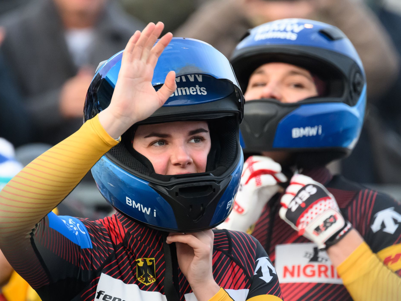 Siegte beim Weltcupfinale in Lake Placid: Bob-Pilotin Kim Kalicki (l) und ihre Anschieberin Leonie Fiebig. - Foto: Robert Michael/dpa
