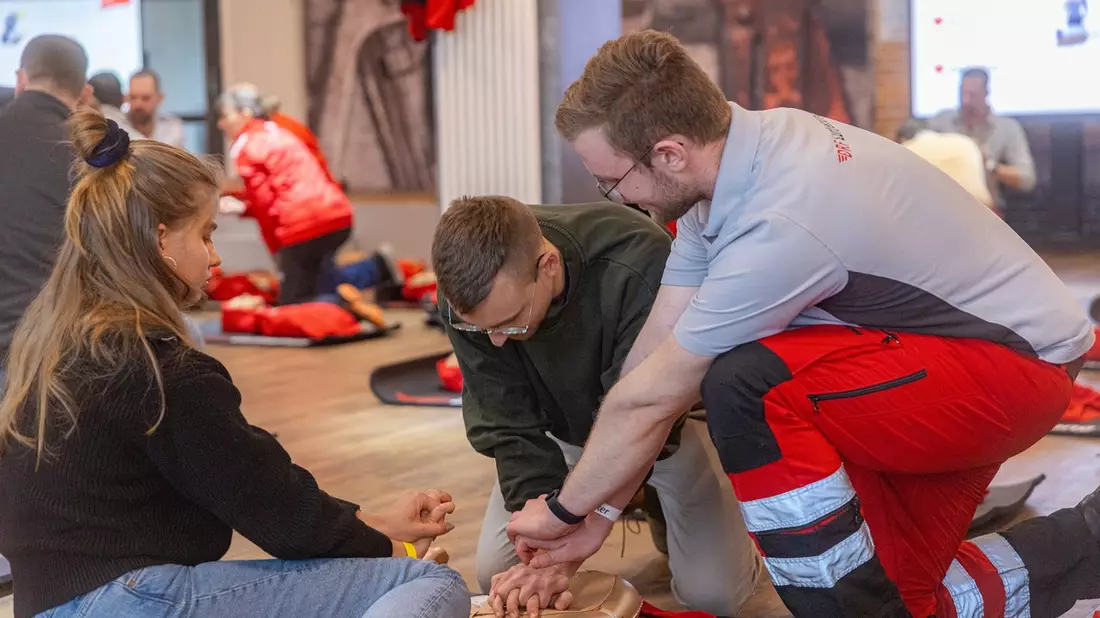 DRF Luftrettung schult mehr als 300 Menschen in Laienreanimation / Erfolgreiche Kooperation mit dem 1. FC Union Berlin - Bild: presseportal.de