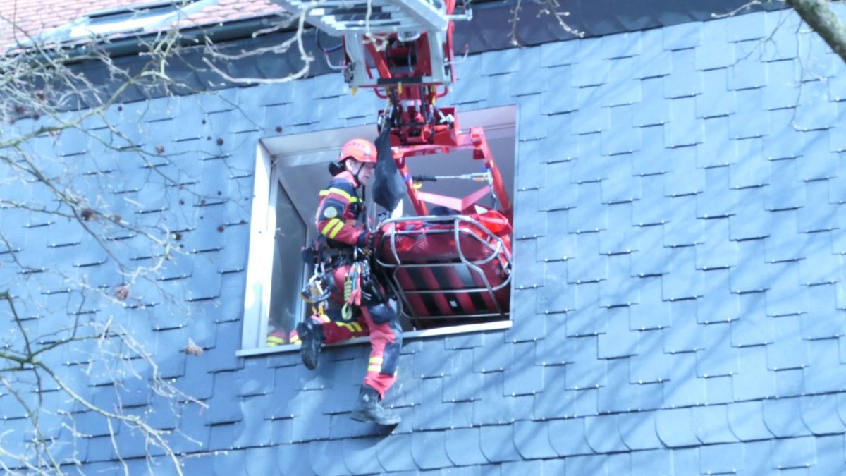 FW-DO: Menschenrettung mit Rescueloader Wellinghoferstraße / Rettung mit Drehleiter - Foto: presseportal.de
