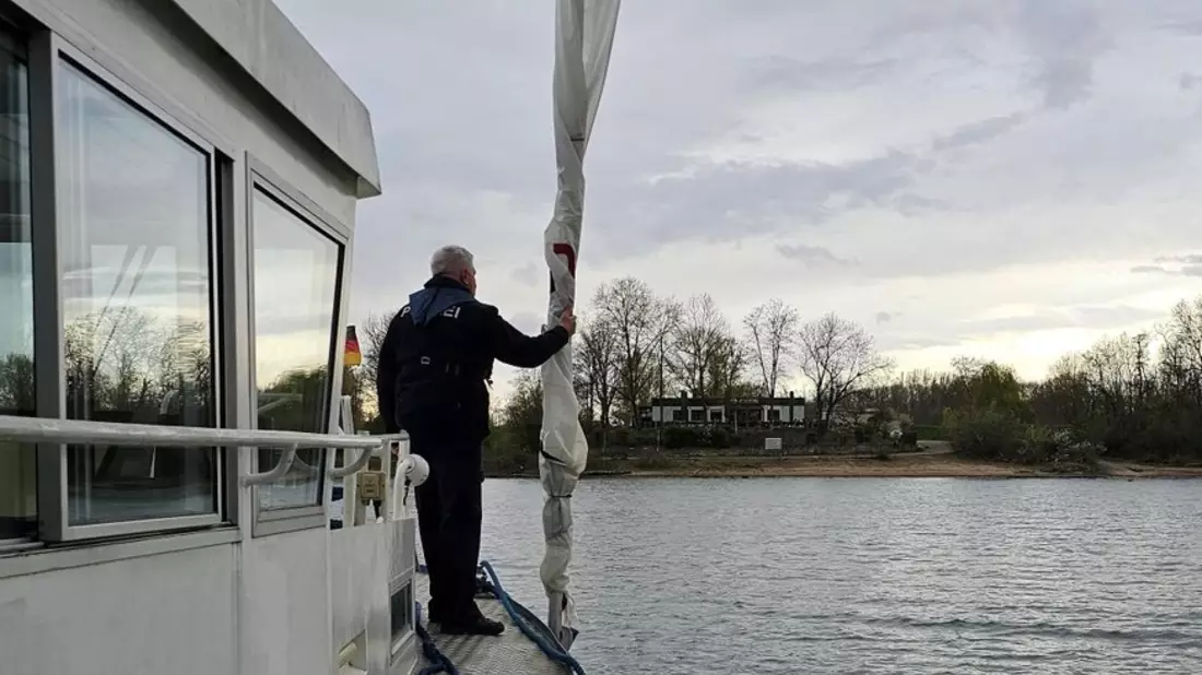 PP-ELT: Segelbootunglück auf dem Otterstädter Altrhein: Jugendliche Seglerin gerettet und sicher an Land gebracht - Bild: presseportal.de