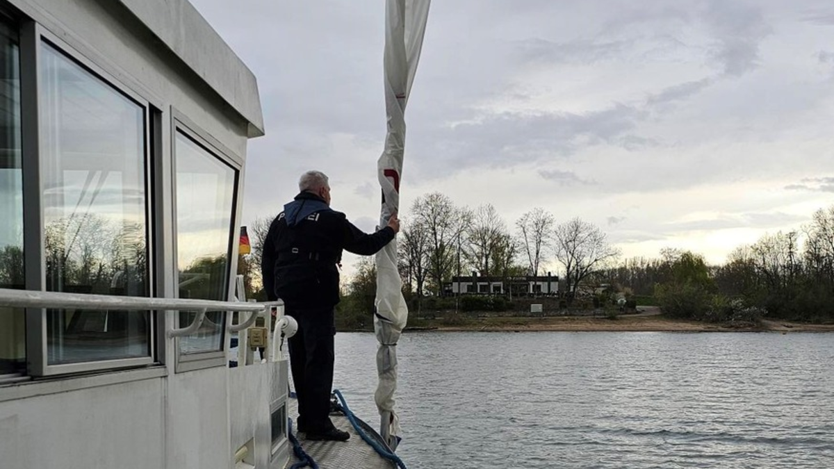 PP-ELT: Segelbootunglück auf dem Otterstädter Altrhein: Jugendliche Seglerin gerettet und sicher an Land gebracht - Foto: presseportal.de
