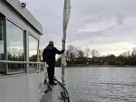 PP-ELT: Segelbootunglück auf dem Otterstädter Altrhein: Jugendliche Seglerin gerettet und sicher an Land gebracht - Foto: presseportal.de