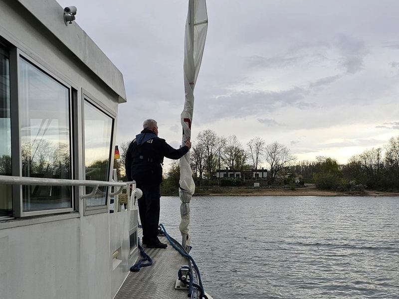 PP-ELT: Segelbootunglück auf dem Otterstädter Altrhein: Jugendliche Seglerin gerettet und sicher an Land gebracht - Foto: presseportal.de
