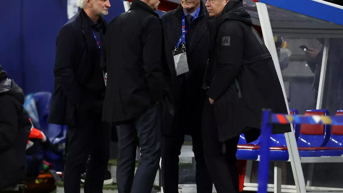 DFB-Präsident Bernd Neuendorf (M) im Gespräch mit DFB-Sportdirektor Rudi Völler, DFL-Aufsichtsratschef Hans-Joachim Watzke und DFB-Geschäftsführer Andreas Rettig. - Bild: Christian Charisius/dpa