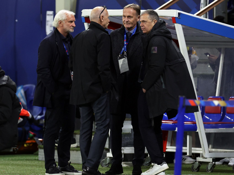 DFB-Präsident Bernd Neuendorf (M) im Gespräch mit DFB-Sportdirektor Rudi Völler, DFL-Aufsichtsratschef Hans-Joachim Watzke und DFB-Geschäftsführer Andreas Rettig. - Foto: Christian Charisius/dpa