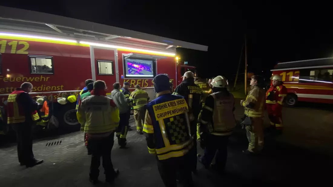 FW Kreis Soest: Großbrand in Rüthen - Rund 250 Einsatzkräfte bekämpfen Brand in einem Sägewerk - Bild: presseportal.de