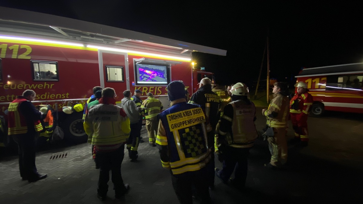FW Kreis Soest: Großbrand in Rüthen - Rund 250 Einsatzkräfte bekämpfen Brand in einem Sägewerk - Foto: presseportal.de