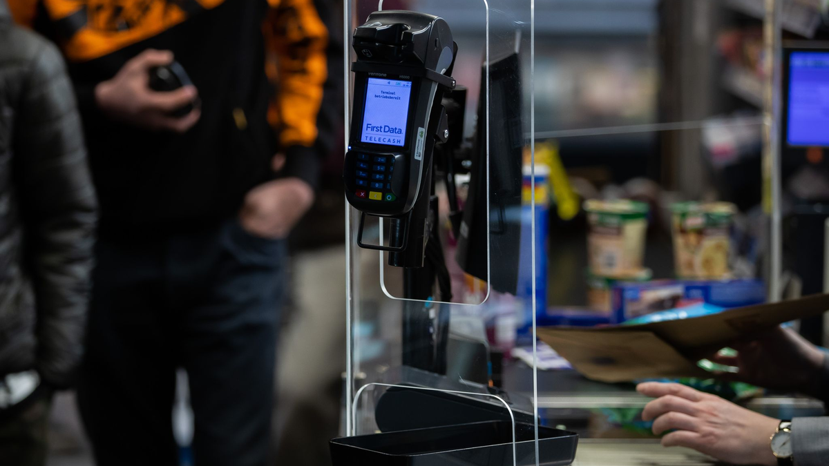 Einige Einzelhändler möchten den Corona-«Spuckschutz» an Kassen beibehalten. - Foto: Tom Weller/dpa