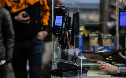 Einige Einzelhändler möchten den Corona-«Spuckschutz» an Kassen beibehalten. - Foto: Tom Weller/dpa