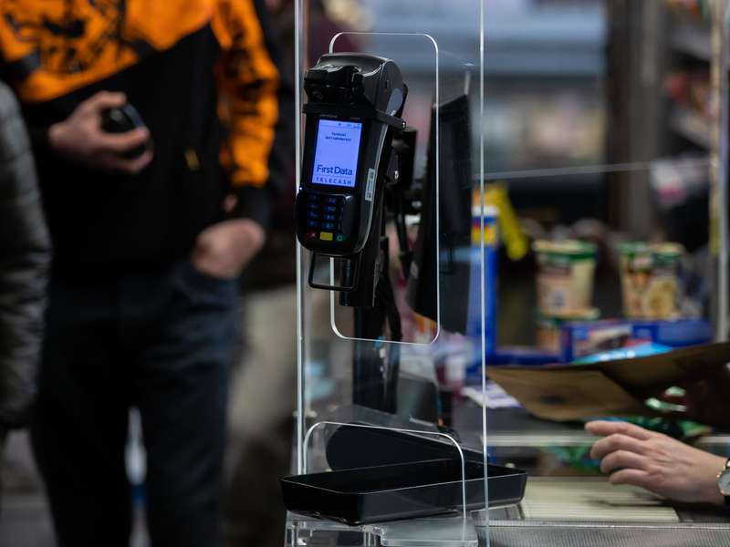 Einige Einzelhändler möchten den Corona-«Spuckschutz» an Kassen beibehalten. - Foto: Tom Weller/dpa