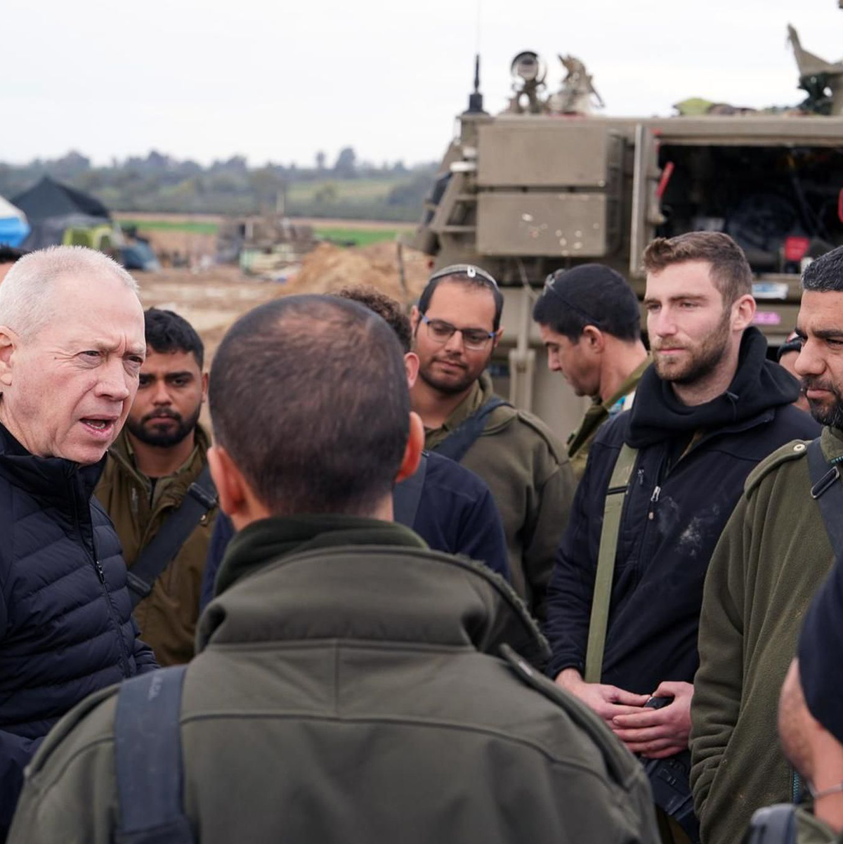 Verteidigungsminister Joav Galant (l)bricht nach Angaben seines Ministeriums heute nach Washington auf. - Foto: Ariel Hermoni/Zuma Press/dpa