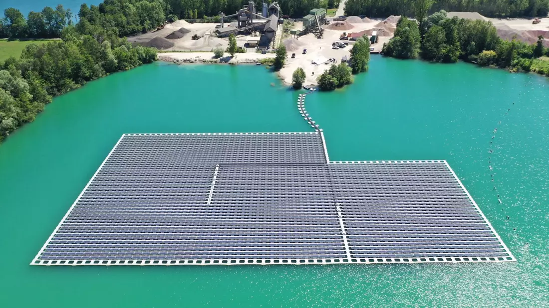 Eine schwimmende Photovoltaik-Anlage auf einem Baggersee. Bis 2045 soll Deutschland klimaneutral werden. Der Umbau der deutschen Energieversorgung soll höchste Priorität haben. - Bild: Benedikt Spether/dpa