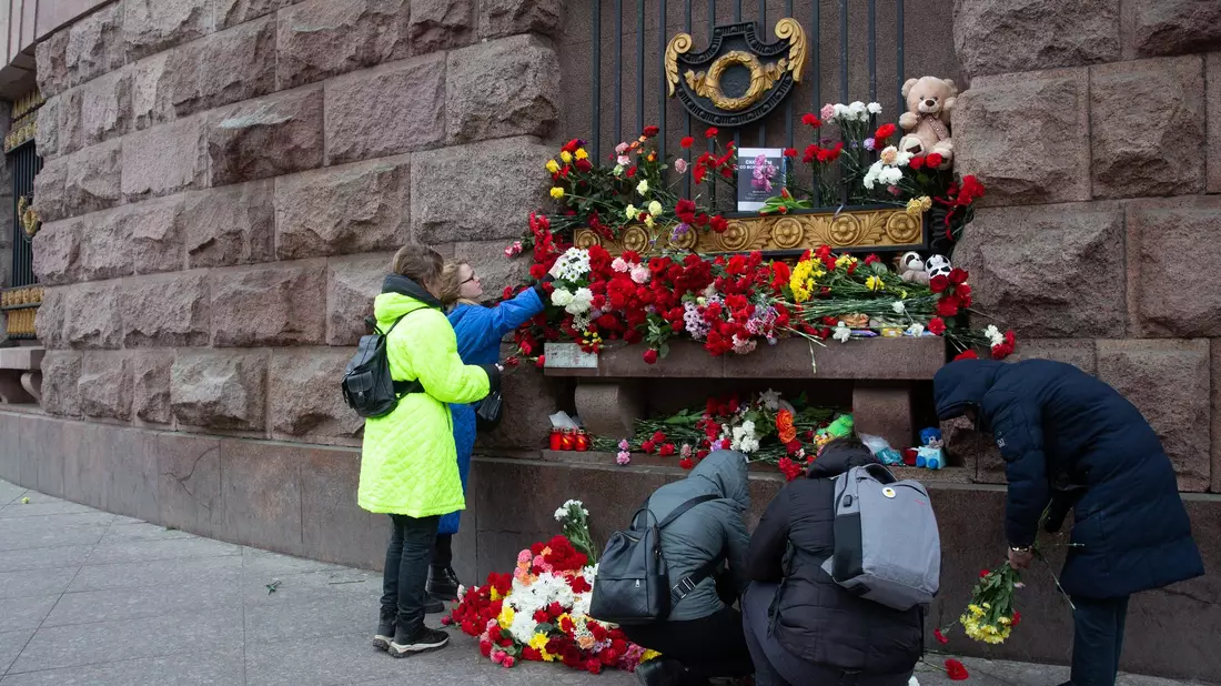 Menschen legen Blumen zum Gedenken an die Opfer des Moskauer Terroranschlags nieder. Heute gedenkt Russland der mehr als 130 Opfer des Terroranschlags auf eine Konzerthalle bei Moskau. - Bild: Irina Motina/XinHua/dpa