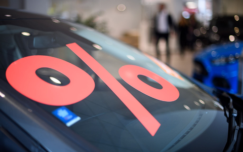 Lautet Auswertung der Preisnachlässe im März versuchen Autohersteller derzeit mit hohen Rabatten den Absatz von Benzin- und Diesel-Modellen anzukurbeln. - Foto: Sebastian Gollnow/dpa