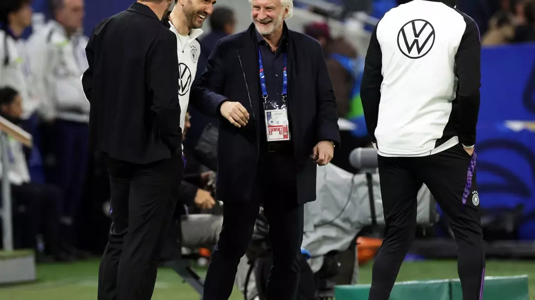 Deutschlands Sportdirektor Rudi Völler (M) und Bundestrainer Julian Nagelsmann (l) lachen vor dem Spiel. - Bild: Christian Charisius/dpa