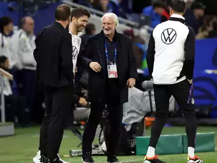Deutschlands Sportdirektor Rudi Völler (M) und Bundestrainer Julian Nagelsmann (l) lachen vor dem Spiel. - Foto: Christian Charisius/dpa