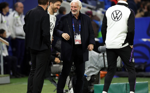 Deutschlands Sportdirektor Rudi Völler (M) und Bundestrainer Julian Nagelsmann (l) lachen vor dem Spiel. - Foto: Christian Charisius/dpa