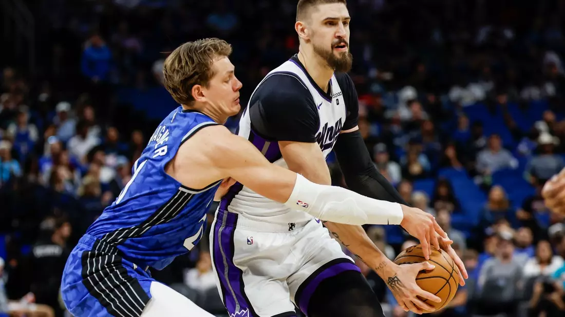 Moritz Wagner (l) versucht, Alex Lenvon von den Sacramento Kings den Ball zu stehlen. - Bild: Kevin Kolczynski/AP/dpa
