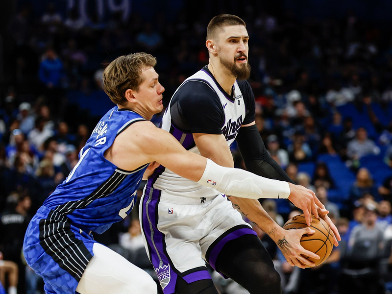 Moritz Wagner (l) versucht, Alex Lenvon von den Sacramento Kings den Ball zu stehlen. - Foto: Kevin Kolczynski/AP/dpa