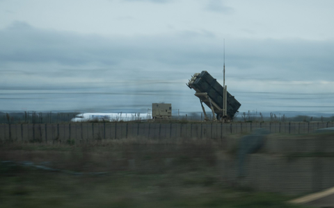 Eine Batterie des Flugabwehrraketensystems Patriot zur Luftraumüberwachung am polnischen Flughafen Jasionka. - Foto: Sebastian Gollnow/dpa
