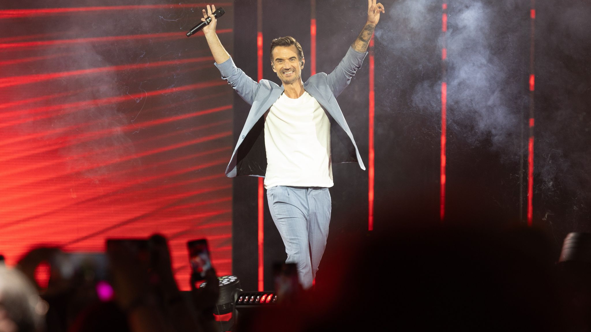 Florian Silbereisen begrüßt zum Tourauftakt «Das große Schlagerfest. XXL» in der WT Energiesysteme Arena Riesa die 5.000 Schlagerfans. - Foto: Daniel Schäfer/dpa