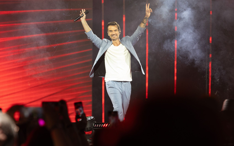 Florian Silbereisen begrüßt zum Tourauftakt «Das große Schlagerfest. XXL» in der WT Energiesysteme Arena Riesa die 5.000 Schlagerfans. - Foto: Daniel Schäfer/dpa