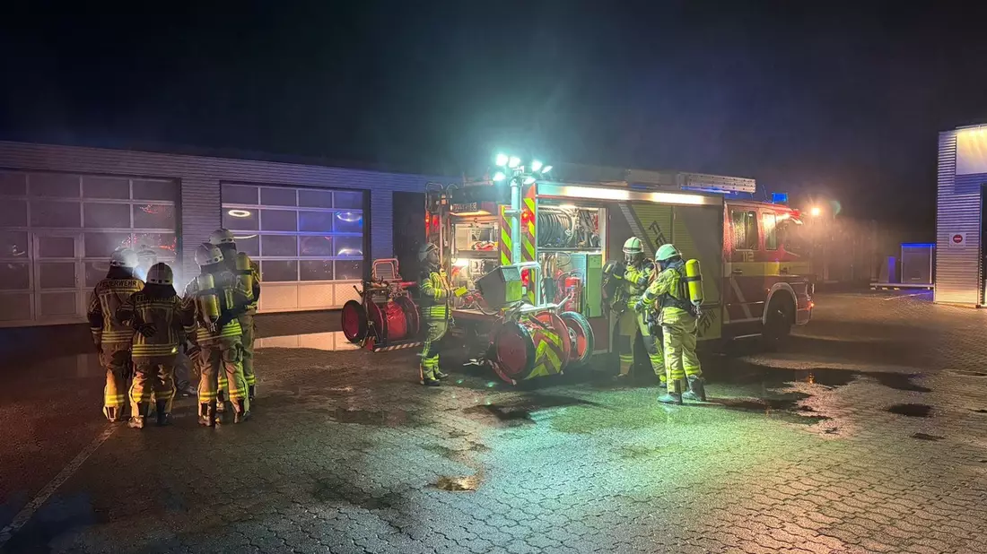 FW Rheurdt: Alarm im Autohaus: Gemeinschaftsübung der Löscheinheiten Rheurdt und Sevelen - Bild: presseportal.de