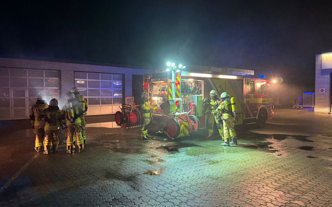 FW Rheurdt: Alarm im Autohaus: Gemeinschaftsübung der Löscheinheiten Rheurdt und Sevelen - Foto: presseportal.de