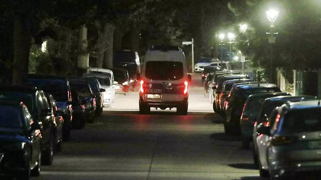 Ein Polizeiauto fährt im Dunkeln durch eine Straße (Archiv) - Bild: über dts Nachrichtenagentur