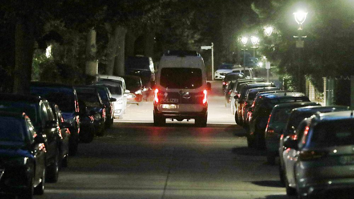 Ein Polizeiauto fährt im Dunkeln durch eine Straße (Archiv) - Foto: über dts Nachrichtenagentur