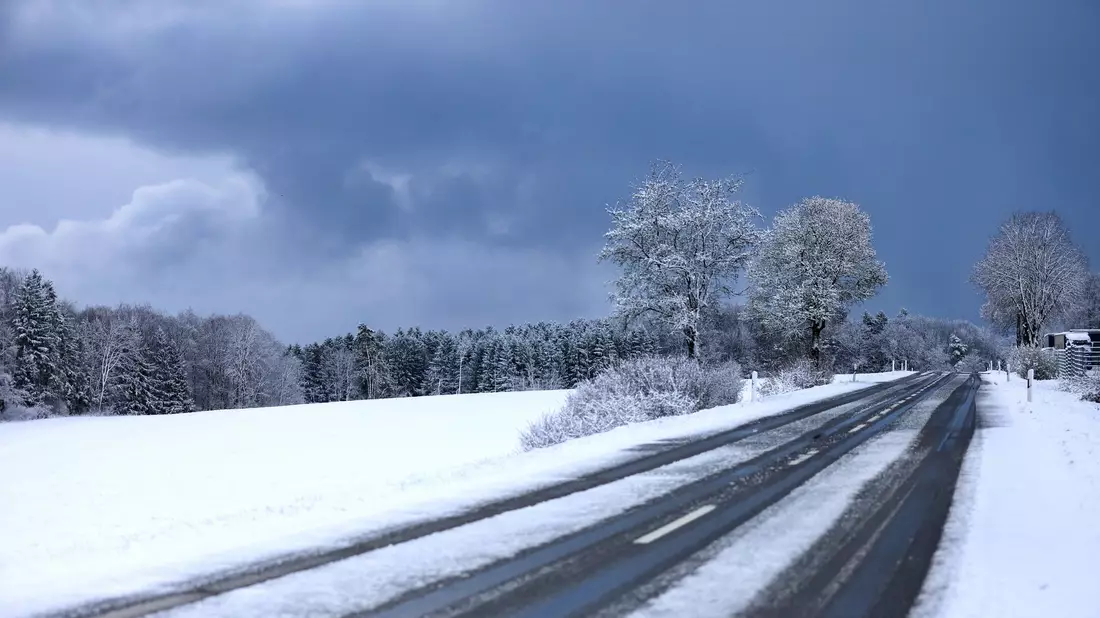 Auf der Schwäbischen Alb hat es über Nacht geschneit - ab 700 Metern blieb der Schnee sogar liegen. - Bild: Thomas Warnack/dpa