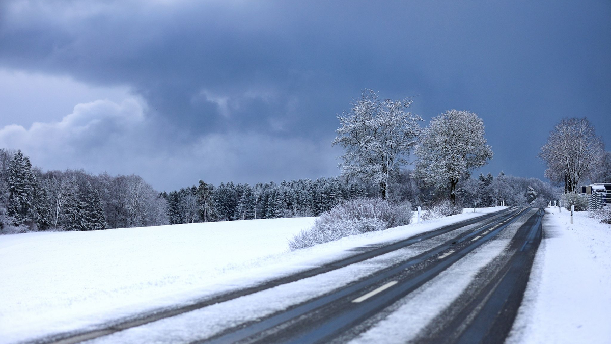 Auf der Schwäbischen Alb hat es über Nacht geschneit - ab 700 Metern blieb der Schnee sogar liegen. - Foto: Thomas Warnack/dpa