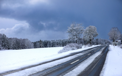Auf der Schwäbischen Alb hat es über Nacht geschneit - ab 700 Metern blieb der Schnee sogar liegen. - Foto: Thomas Warnack/dpa