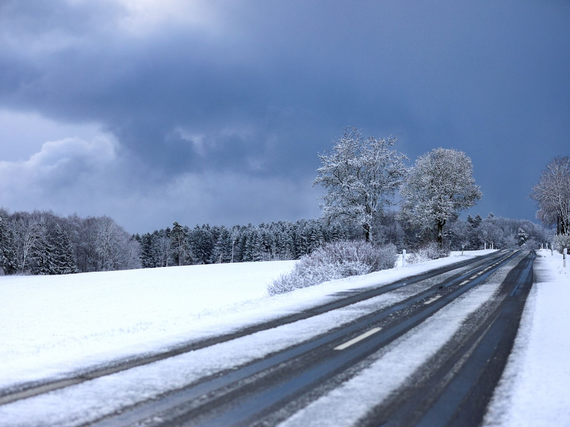 Auf der Schwäbischen Alb hat es über Nacht geschneit - ab 700 Metern blieb der Schnee sogar liegen. - Foto: Thomas Warnack/dpa