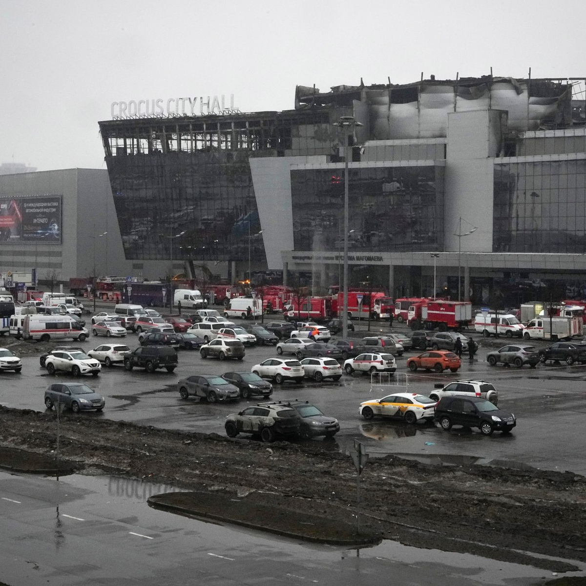 Das abgebrannte Veranstaltungszentrum Crocus City Hall nach einem Anschlag am westlichen Rand von Moskau. - Foto: Alexander Zemlianichenko/AP/dpa