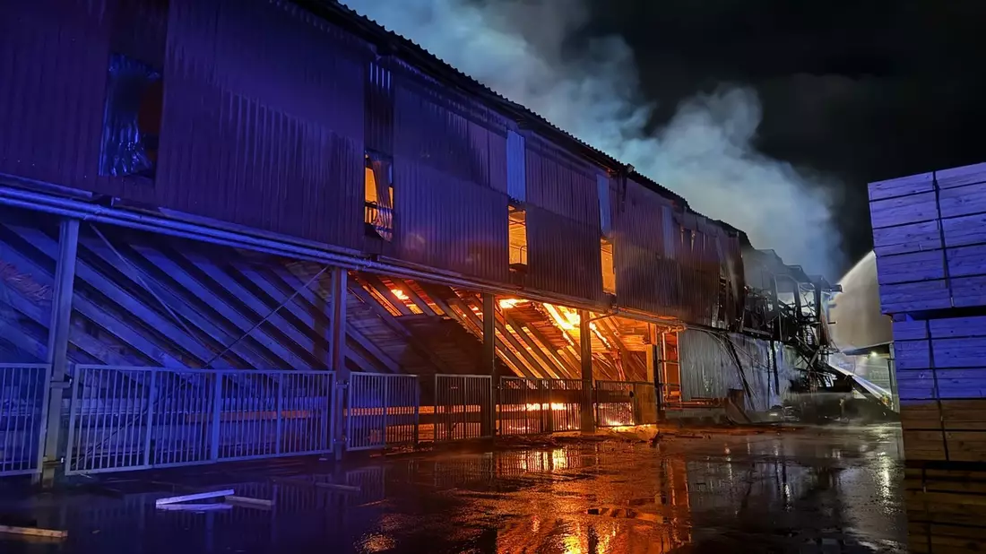 FW Kreis Soest: Folgemeldung Großbrand Rüthen: Mehr als 250 Einsatzkräfte bekämpfen Großbrand in einem Sägewerk. - Bild: presseportal.de