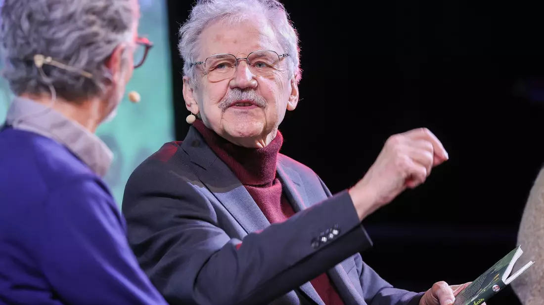 Der deutsche Kinderbuchautor Paul Maar will im nächsten Jahr gemeinsam mit seinem Enkel Hannes ein Bilderbuch zu dem Theaterstück «Opa Bär und die Menz» veröffentlichen. - Bild: Jan Woitas/dpa