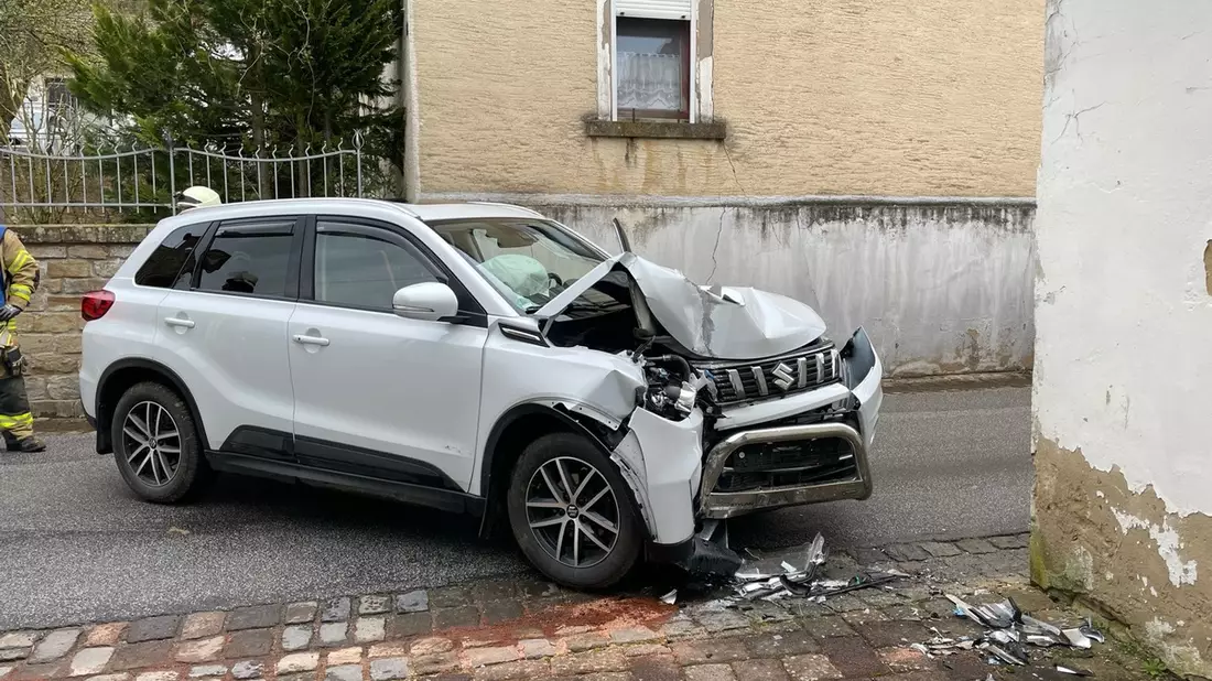 POL-PDKL: Nach Sekundenschlaf gegen die Hauswand gefahren - Bild: presseportal.de