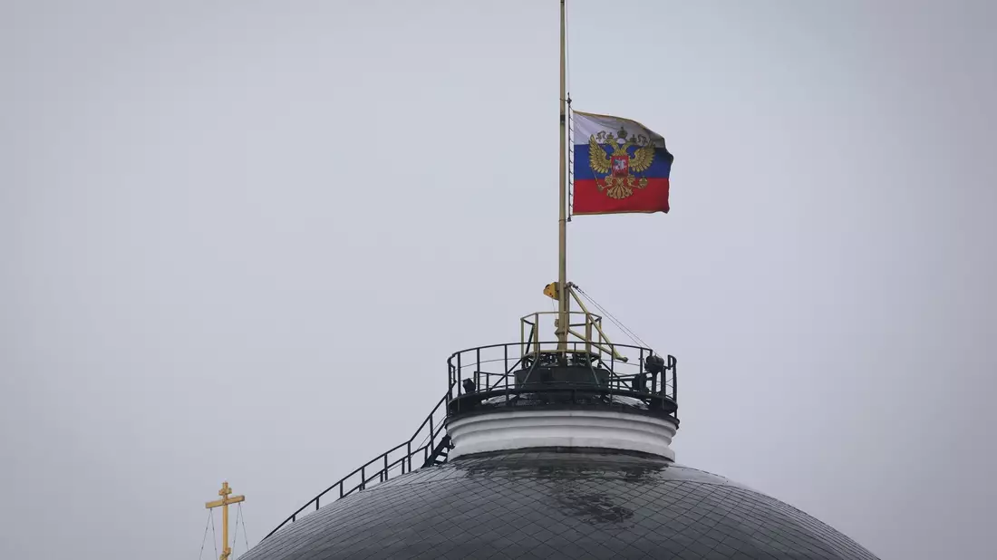 Die Flagge des russischen Präsidenten weht auf halbmast über dem Kreml. Nach einem der schwersten Terroranschläge in der russischen Geschichte begeht das Land einen nationalen Trauertag. - Bild: Vitaly Smolnikov/AP