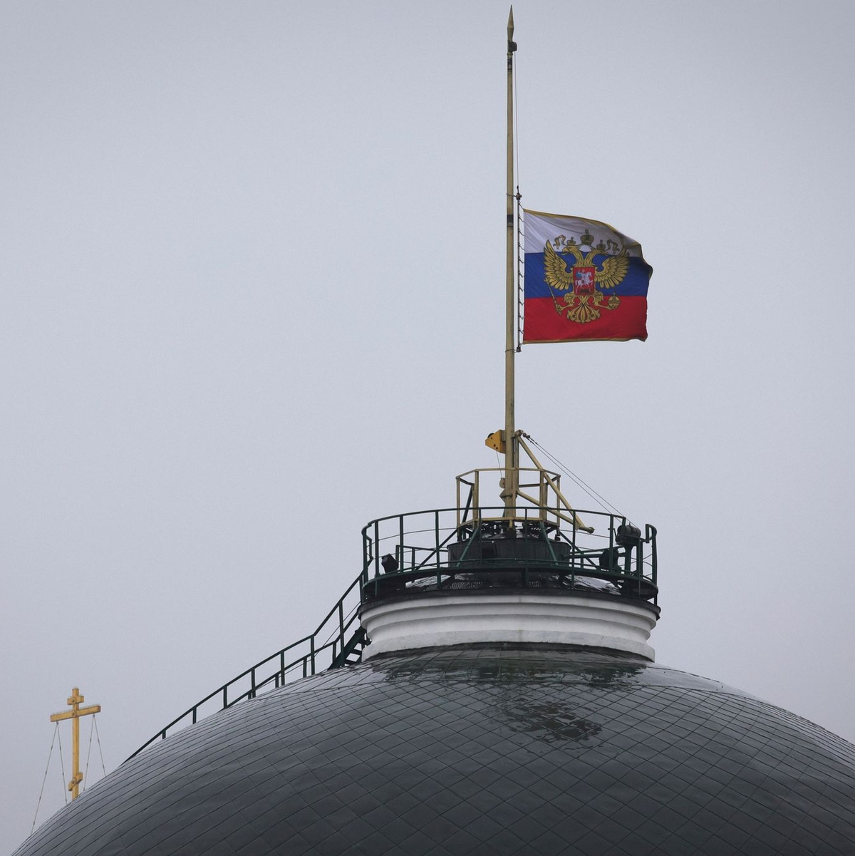 Die Flagge des russischen Präsidenten weht auf halbmast über dem Kreml. Nach einem der schwersten Terroranschläge in der russischen Geschichte begeht das Land einen nationalen Trauertag. - Foto: Vitaly Smolnikov/AP