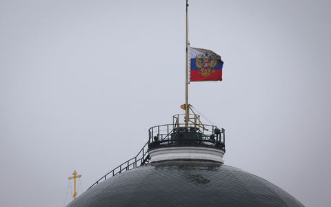 Die Flagge des russischen Präsidenten weht auf halbmast über dem Kreml. Nach einem der schwersten Terroranschläge in der russischen Geschichte begeht das Land einen nationalen Trauertag. - Foto: Vitaly Smolnikov/AP